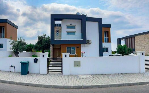 Villa 4+1 with pool and plot, completely private, located at the foot of the mountains close to the sea, British schools, university, large supermarket.